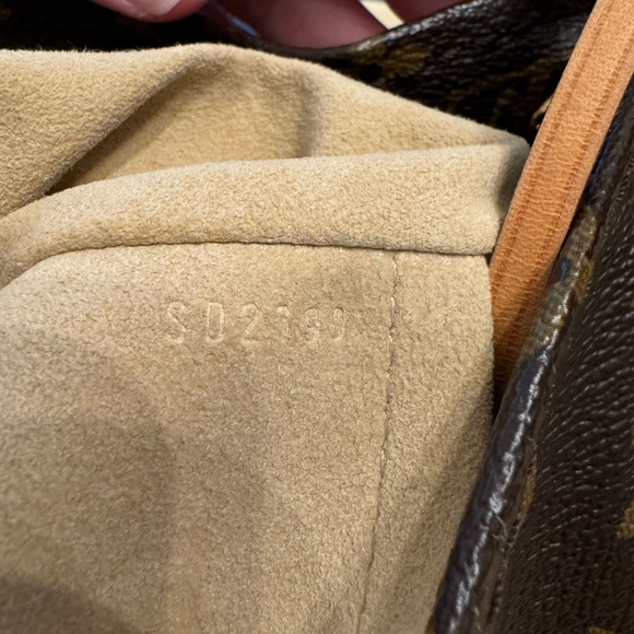 Authentic Louis Vuitton Artsy MM - Picture 6 of 15